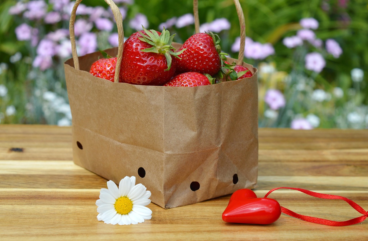 strawberries, fruit, fresh, food, harvest, organic, tasty, yummy, healthy, paper bag, bag, red fruits, berry, cute, fresh strawberry, heart, love strawberries, recycled paper, eco-friendly packaging, sustainable packaging, ecological packaging