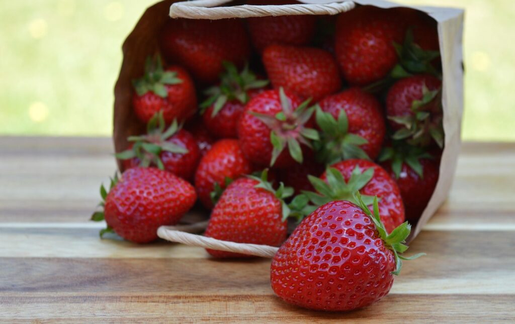 strawberries, fruit, fresh, food, harvest, organic, tasty, yummy, healthy, paper bag, bag, red fruits, berry, cute, fresh strawberry, recycled paper, eco-friendly packaging, sustainable packaging, ecological packaging