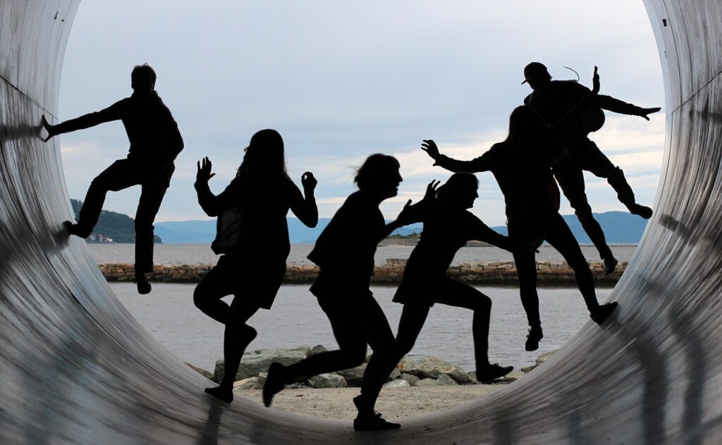 friendship, fun, backlighting, together, nature, characters, people, tube, fjord, water, sky blue, outlines, the shade, running, to dance, team, community