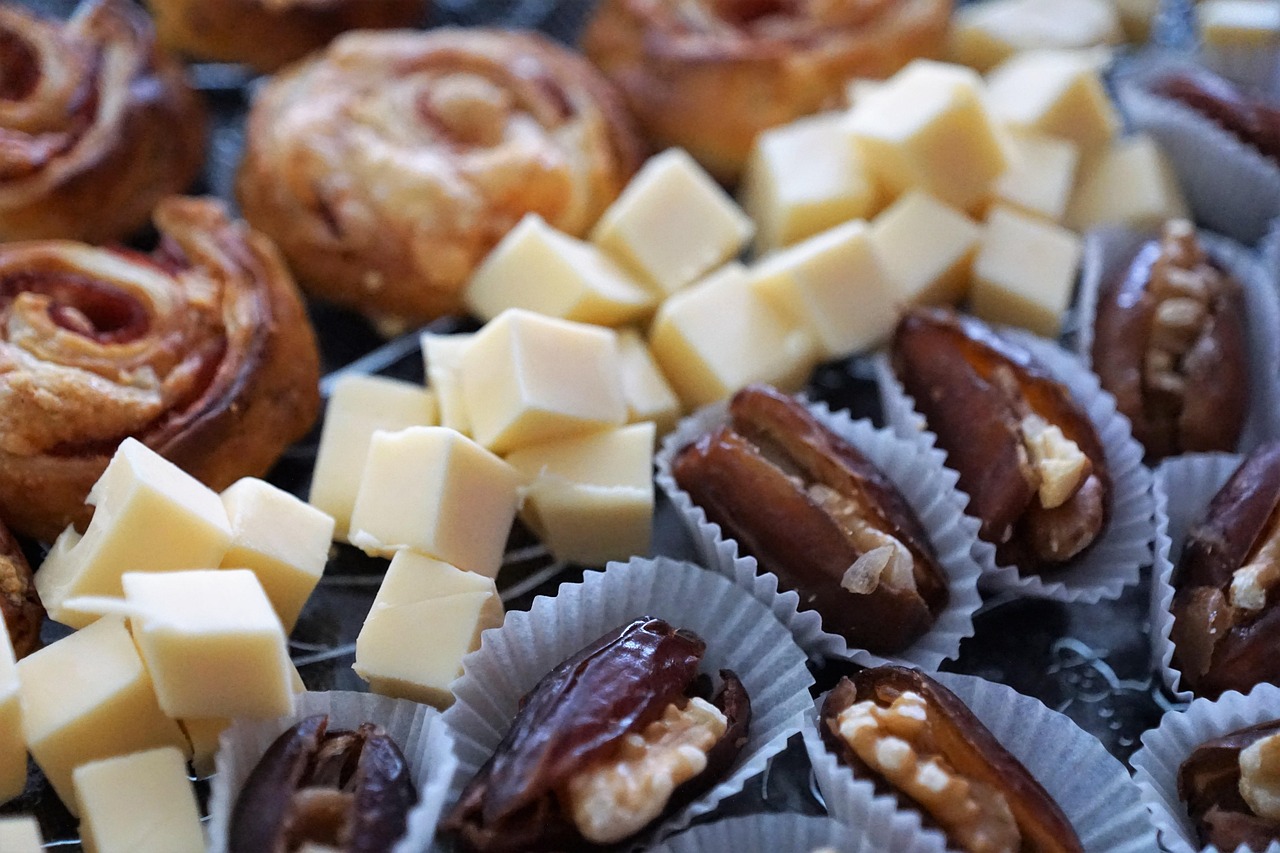 loaf, meal, cheese, food, fig, snack, finger food, puff pastry, snail, sweet, angry, yummy, fruit, vegetables, dice, round, choice of nut, party, fesper, vesper, packaging