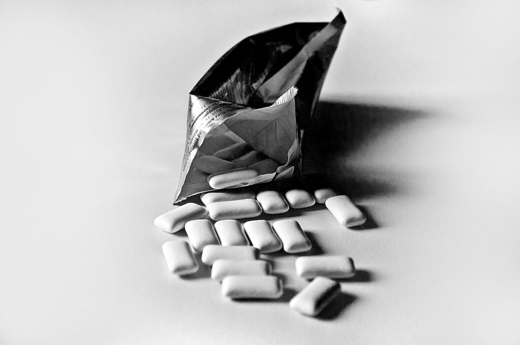 chewing gum, table, scattered, packaging, black-and-white, silver, glittering, retro, chewing gum, chewing gum, chewing gum, chewing gum, chewing gum