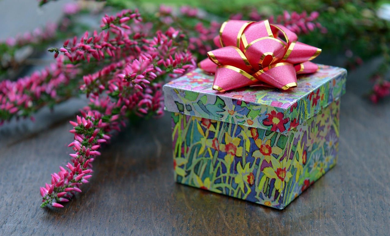 gift, package, attention, blooms, heather, birth date, surprise, packaging, ribbon, gift bow, small present, parcel, present, blossoms, erika, date of birth